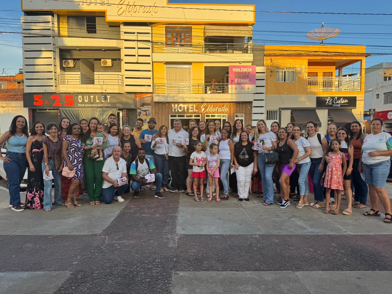 CACULÉ REALIZA ADESIVAÇO PELA CULTURA DE PAZ DURANTE SEMANA ESCOLAR DE COMBATE À VIOLÊNCIA CONTRA A MULHER