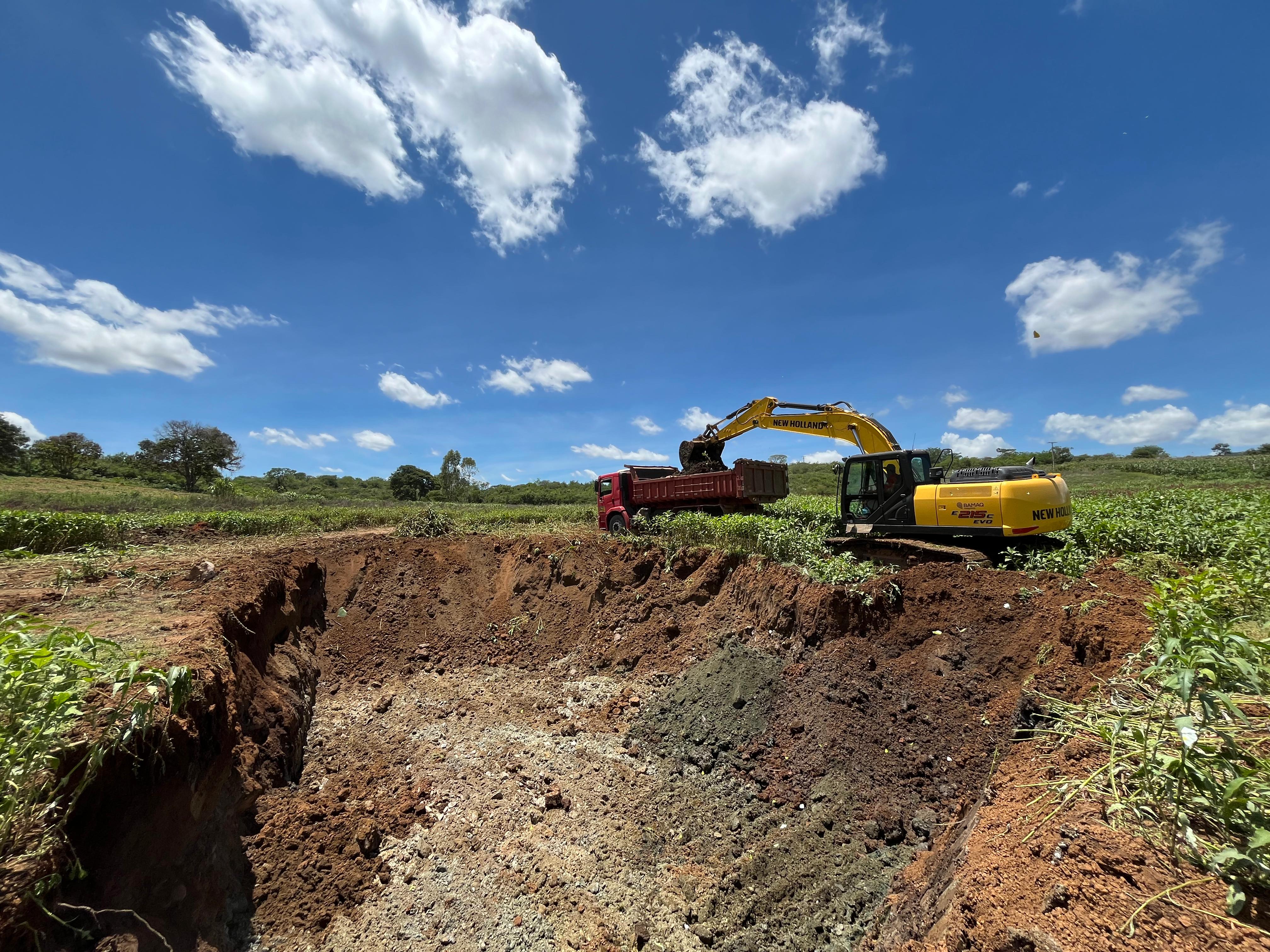 PREFEITURA INICIA OPERAÇÃO DE LIMPEZA NA BARRAGEM DA COMUNIDADE DE SÃO DOMINGOS