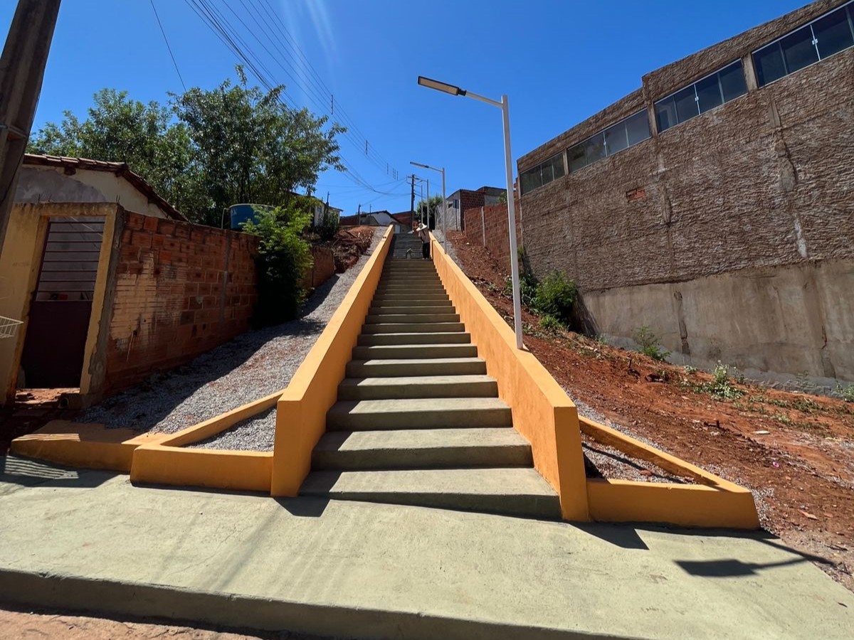 SECRETARIA DE OBRAS CONCLUI ESCADARIA QUE MELHORA O ACESSO AOS MORADORES DO BAIRRO LAGOA DAS PEDRAS EM CACULÉ