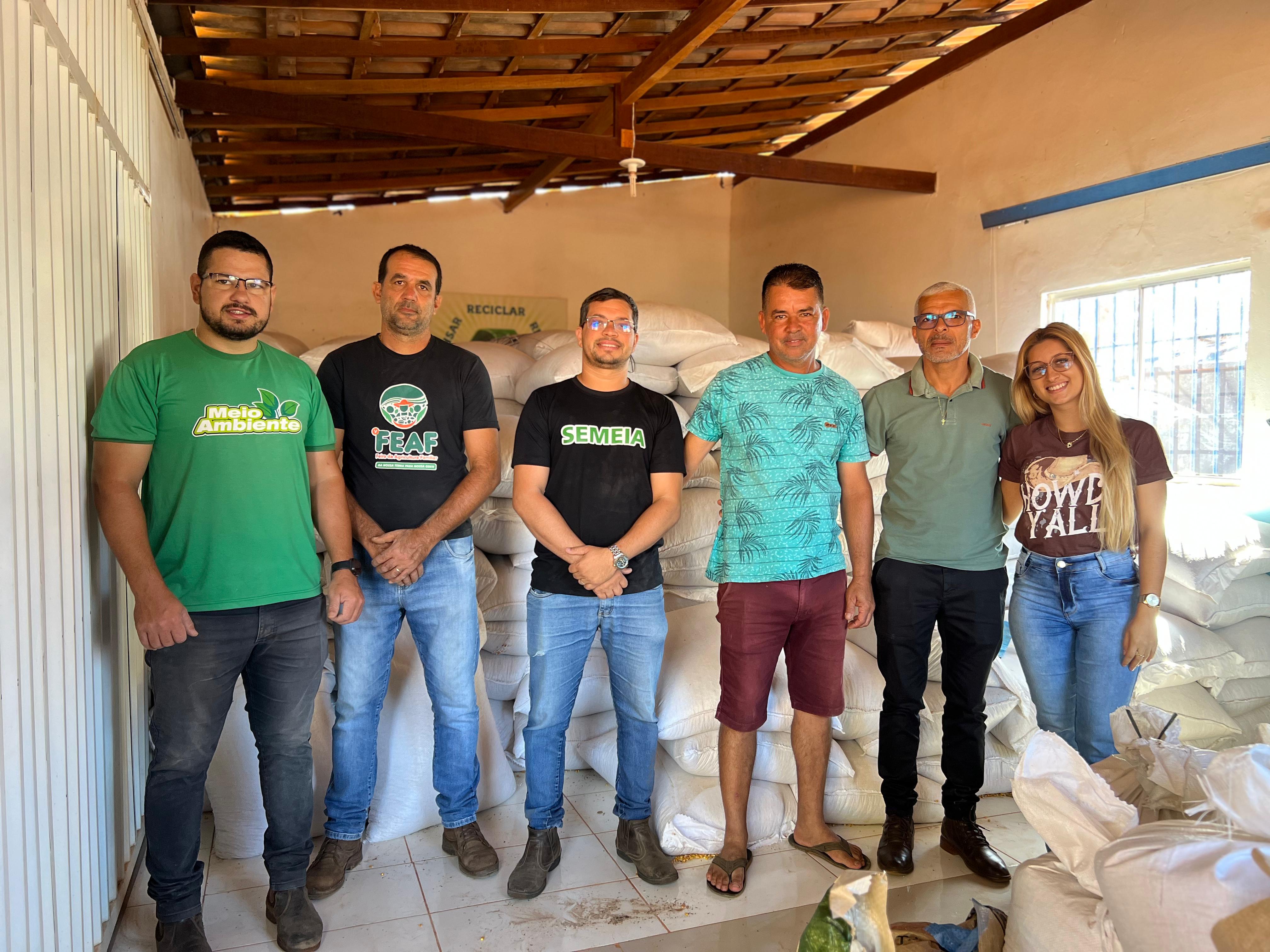 CACULÉ: EQUIPE DA SECRETARIA DE AGRICULTURA INICIA ENTREGA DE MILHO PARA AGRICULTORES CADASTRADOS