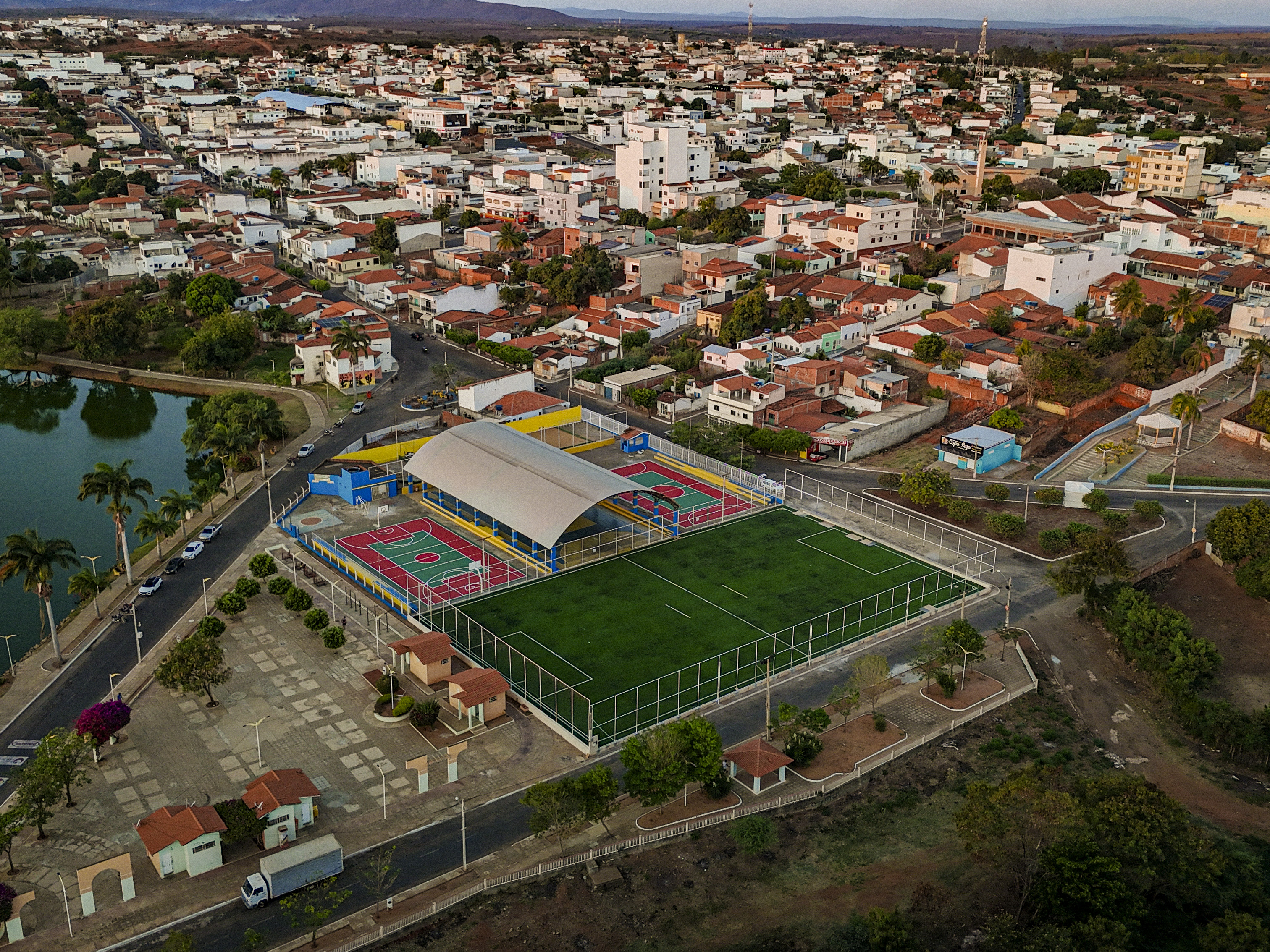 REFORMA DA PRAÇA DE ESPORTES ANTÔNIO FRÓES AVANÇA E TRANSFORMA UM DOS PRINCIPAIS ESPAÇOS ESPORTIVOS DE CACULÉ