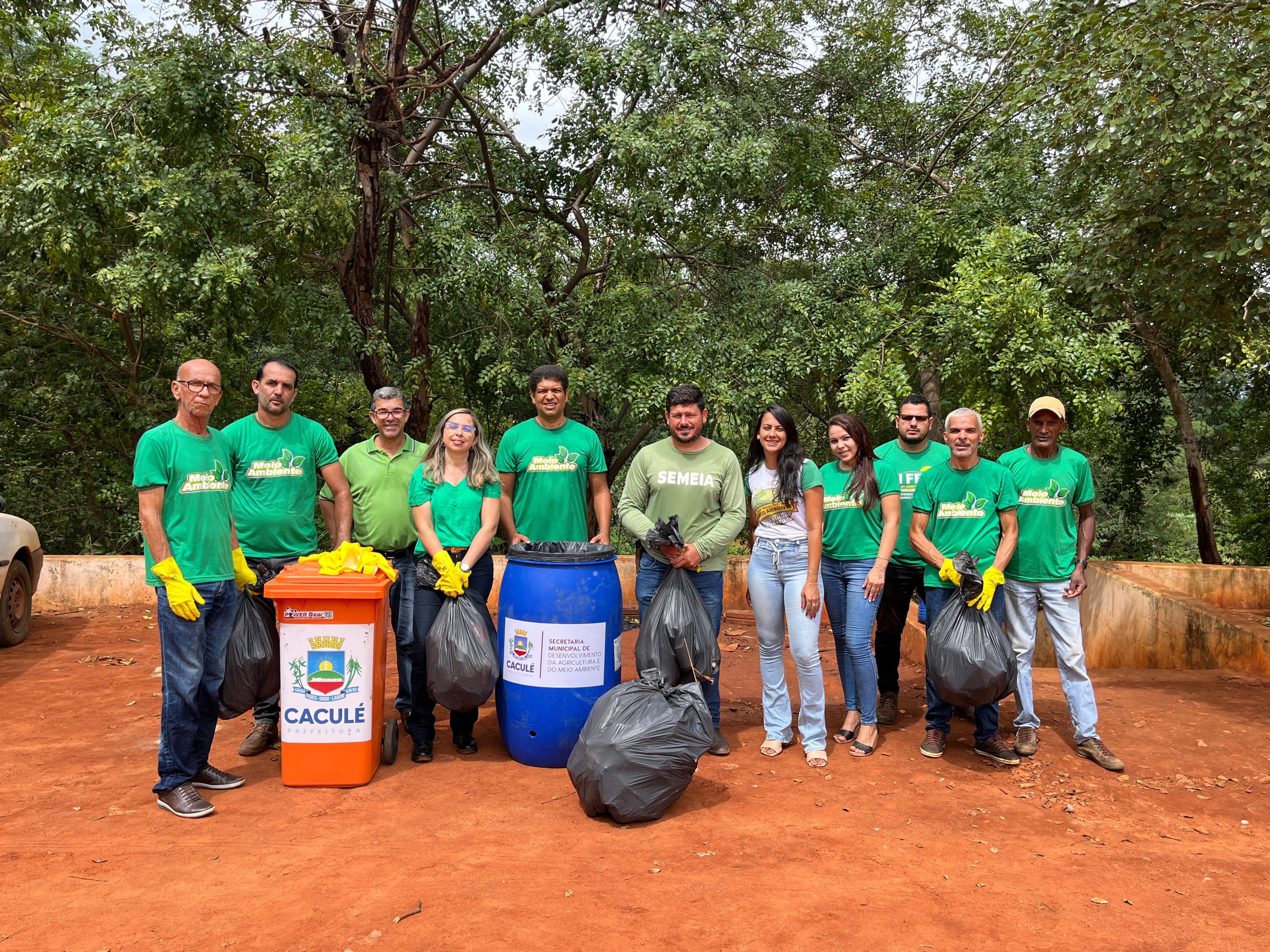 EQUIPE DA SEMEIA REALIZA LIMPEZA NA BARRAGEM DO COMOCOXICO APÓS FIM DE SEMANA DE MAU COMPORTAMENTO