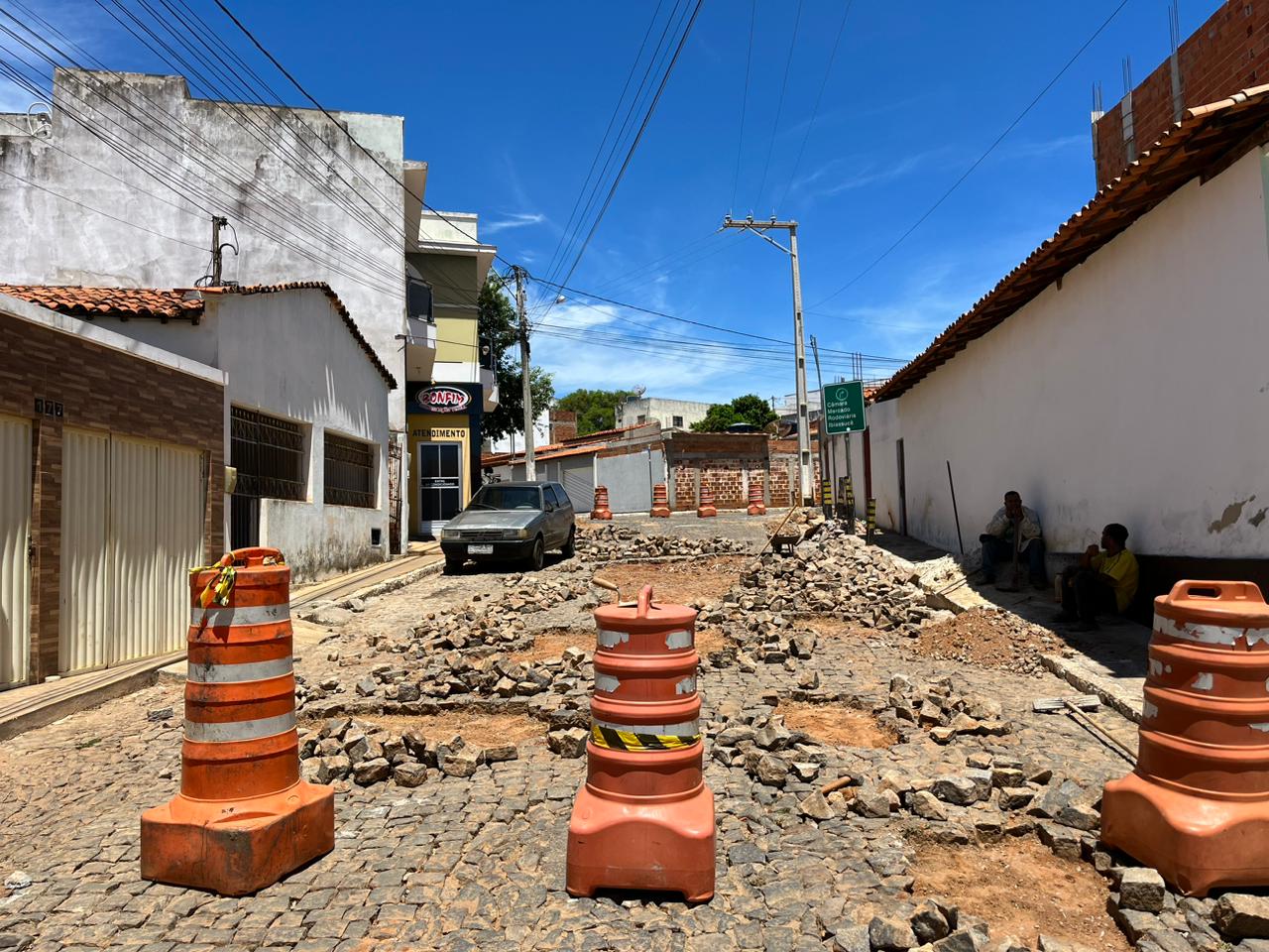 EQUIPE DA SECRETARIA DE OBRAS DE CACULÉ AGE RÁPIDO NA RECUPERAÇÃO DAS VIAS PÚBLICAS APÓS CHUVAS INTENSAS