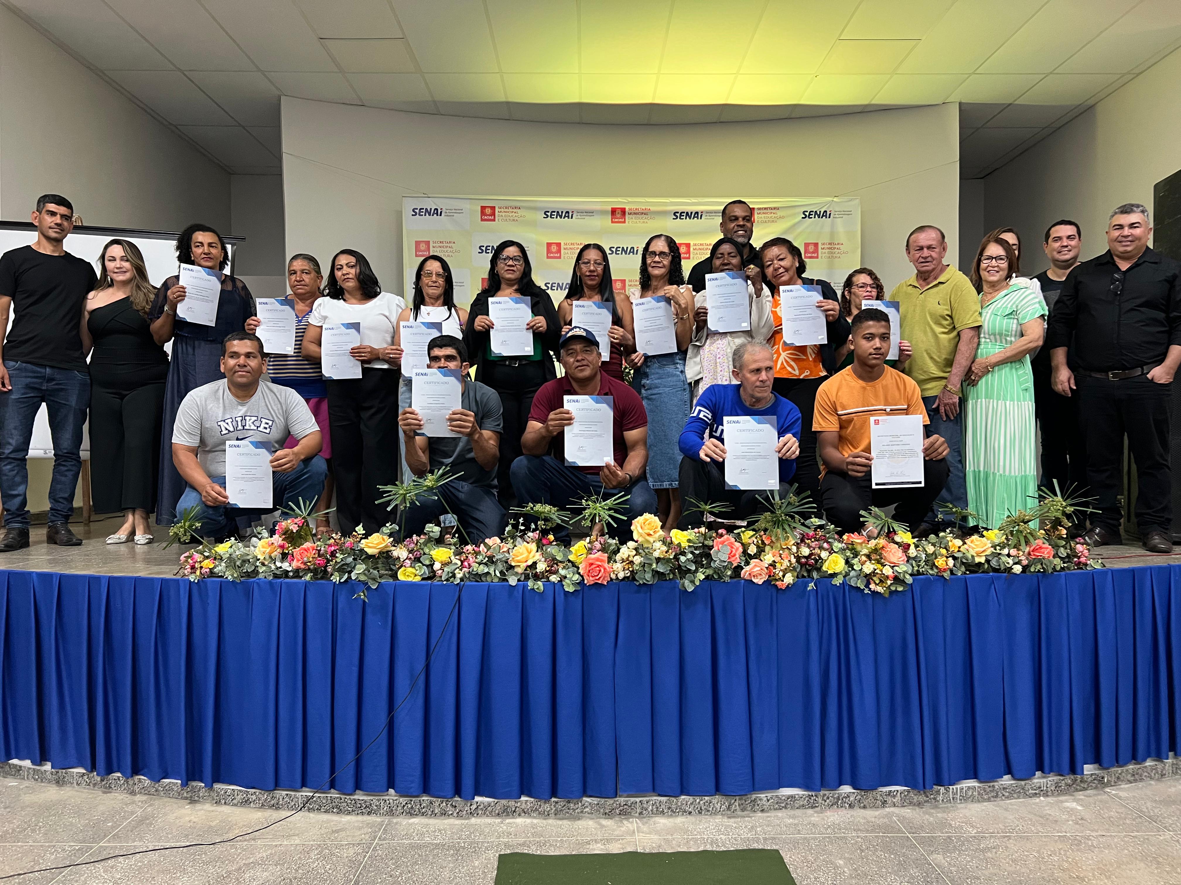 ALUNOS DA EJA RECEBEM CERTIFICAÇÃO DOS CURSOS DO SENAI EM CERIMÔNIA REALIZADA PELA PREFEITURA DE CACULÉ
