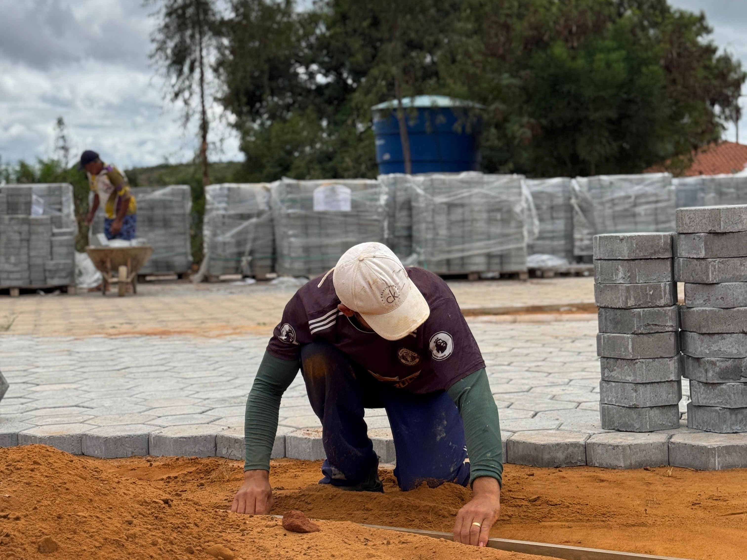 PREFEITURA DE CACULÉ INICIA CONSTRUÇÃO DE NOVA PRAÇA NA COMUNIDADE DO ARAÇÁ