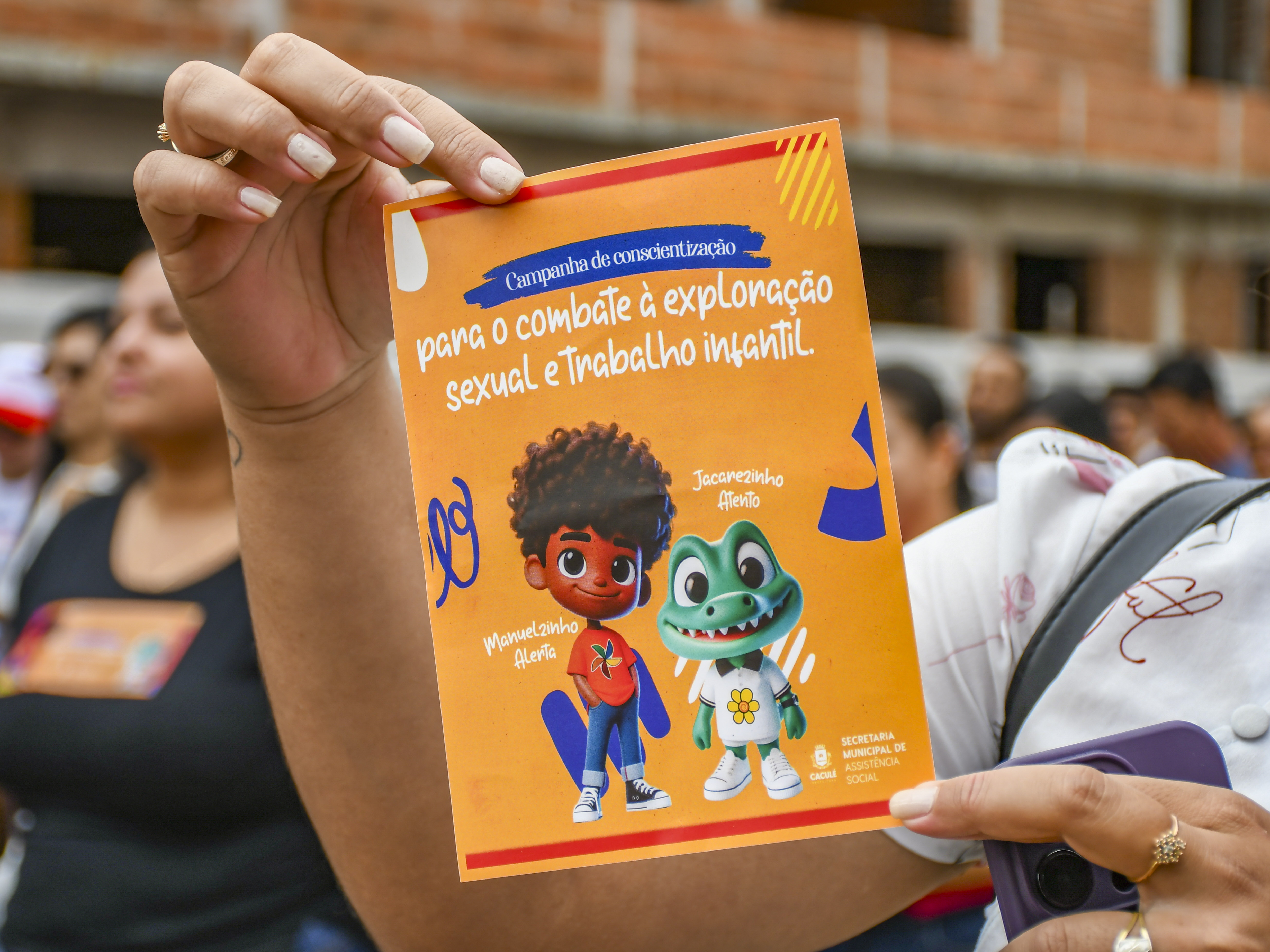 SECRETARIA DE ASSISTÊNCIA SOCIAL PROMOVE ADESIVAÇO SOBRE CONSCIENTIZAÇÃO DA EXPLORAÇÃO SEXUAL E TRABALHO INFANTIL