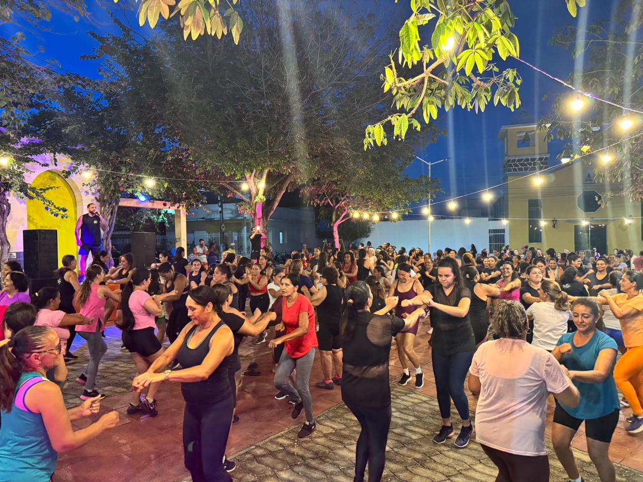 PRAÇA NOSSA SENHORA APARECIDA RECEBE EVENTO EM CELEBRAÇÃO À FORÇA E À UNIÃO DAS MULHERES EM CACULÉ