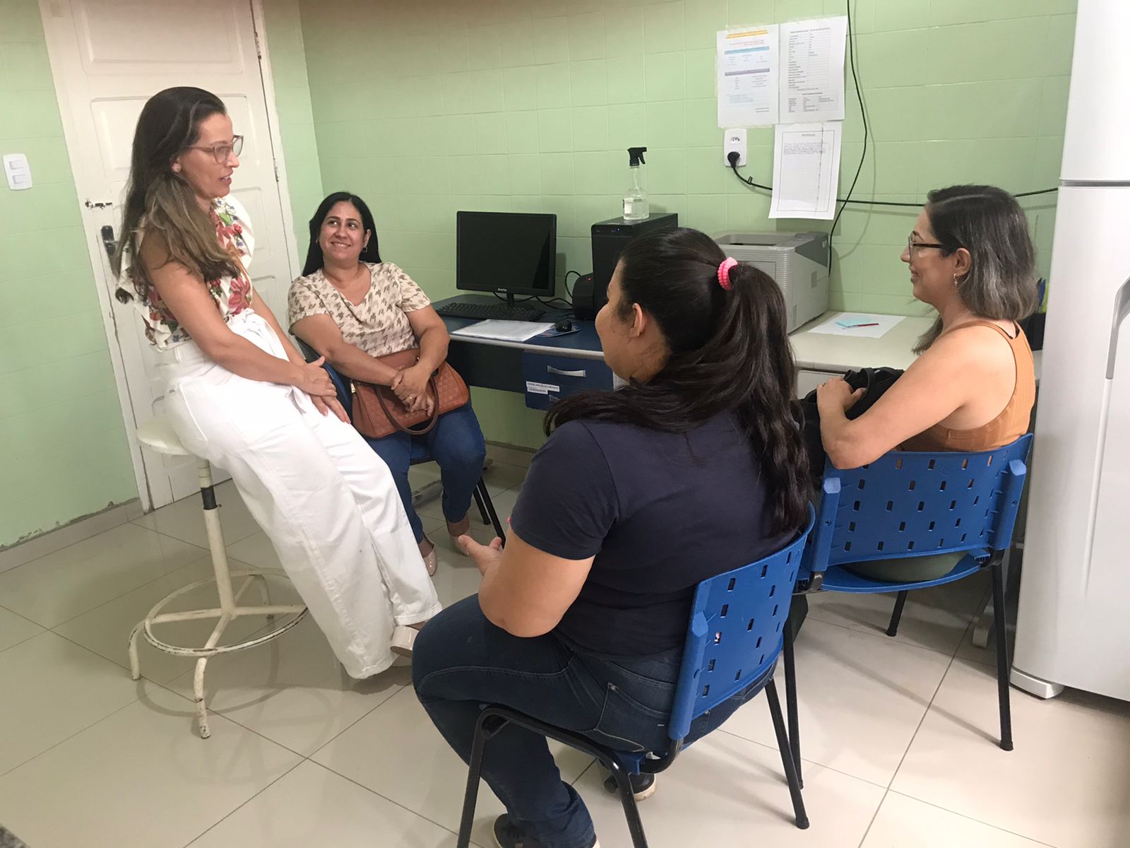 BIOMÉDICAS DO LACEN VISITAM O LABORATÓRIO MUNICIPAL DE CACULÉ