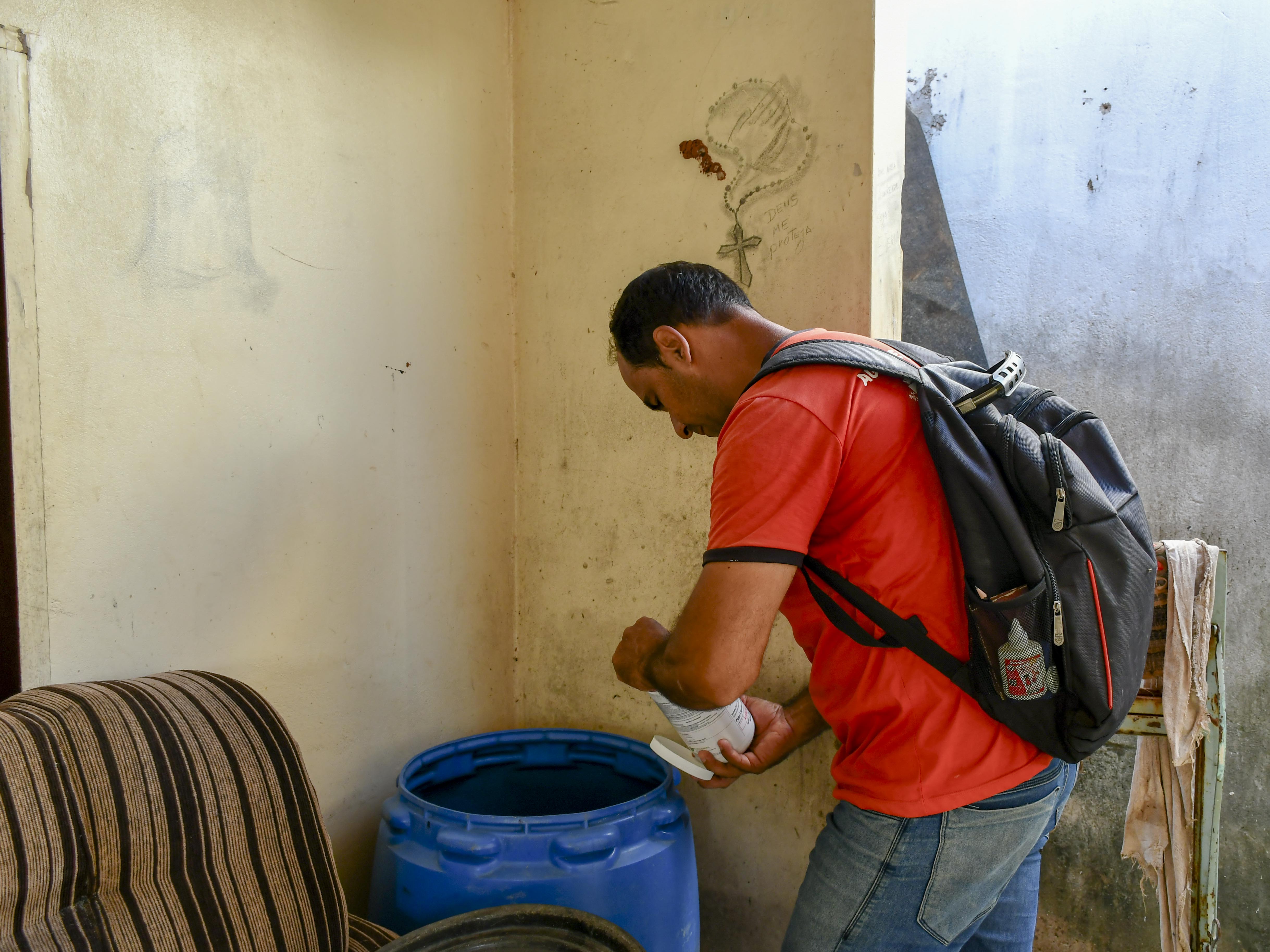 EQUIPE DE SAÚDE REALIZA AÇÃO DE COMBATE À DENGUE EM BAIRROS COM ALTO NÚMERO DE FOCO DO MOSQUITO