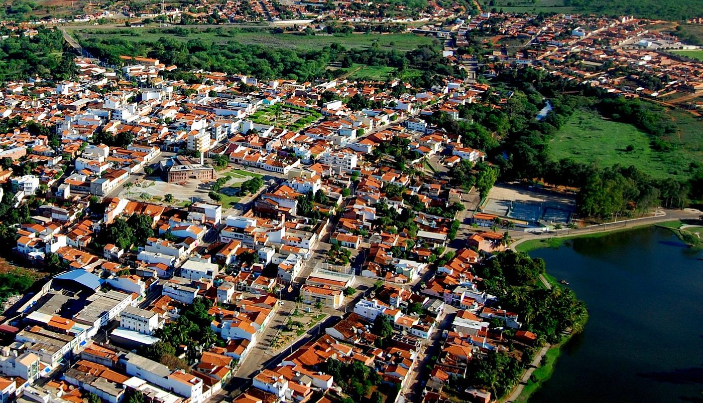 Caculé ao fundo